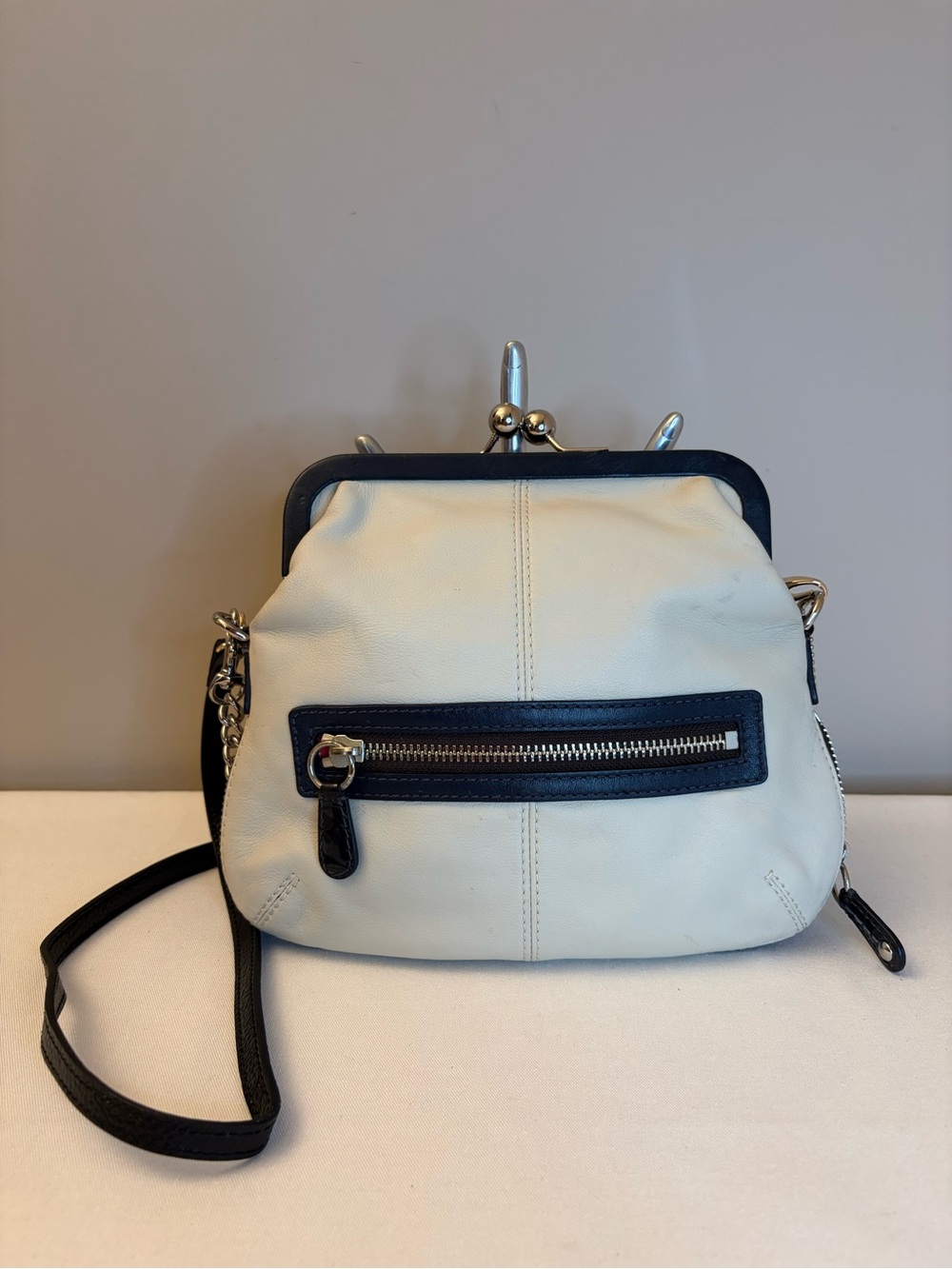 Vintage Coach 13378 Bonnie Cashin Kiss Lock Crossbody Cream Leather Navy Trim - Picture 2 of 16